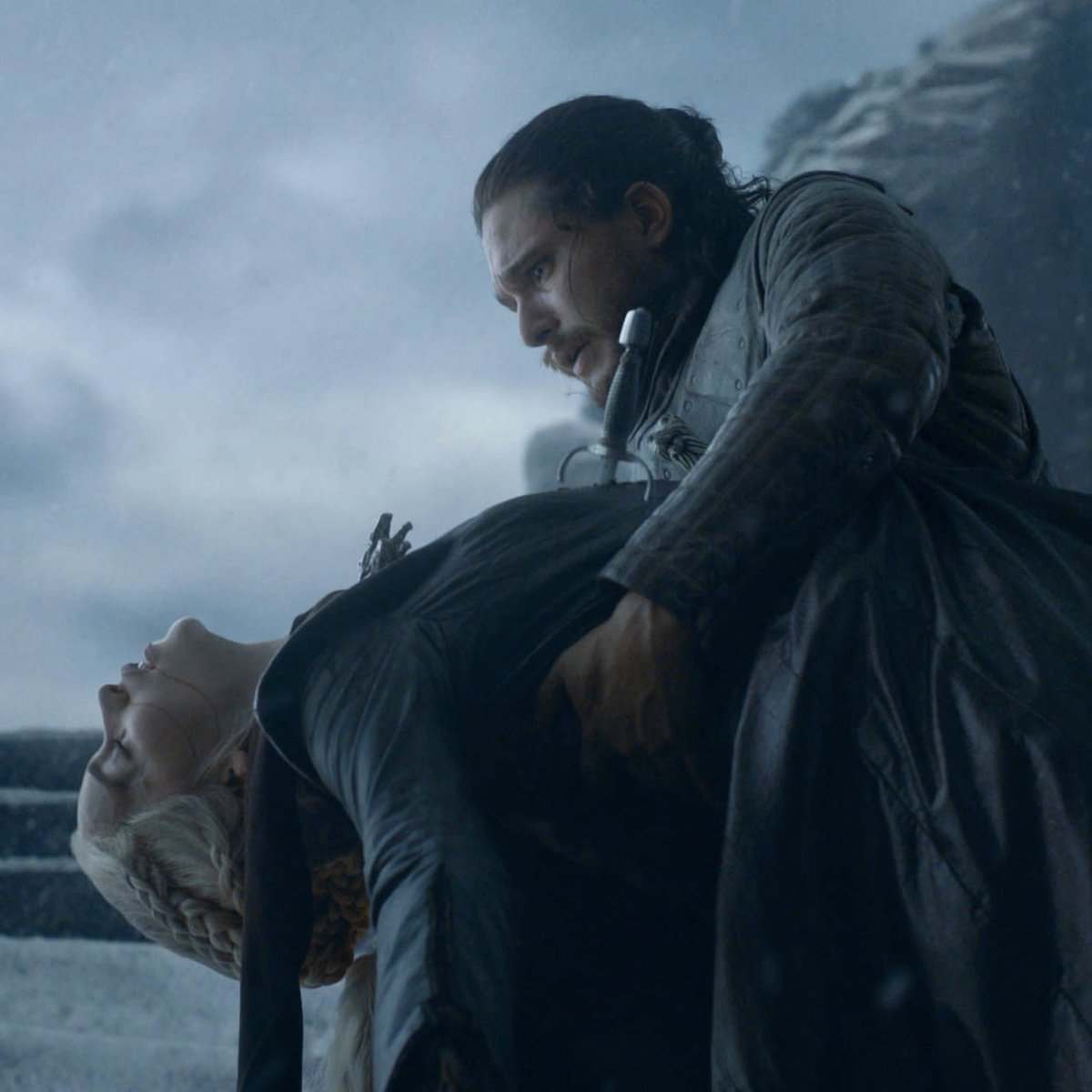 🚨 Em nova entrevista, Emilia Clarke disse que não pretende participar do spin-off focado em Jon Snow:

“Kit, eu te amo. Vou assistir por sua causa (ou te falar que assisti). Mas não, não vou estar nisso. Você me matou”