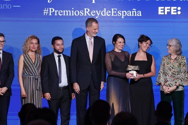 EFEnoticias's tweet photo. CRÓNICA | Un canto a la paz y la democracia en los 40 años de los Premios Internacionales Rey de España.

#PremiosReydeEspaña

Por Macarena Soto y Alida Juliani

https://t.co/wyrKWwFiFi https://t.co/pvGSAo21nD