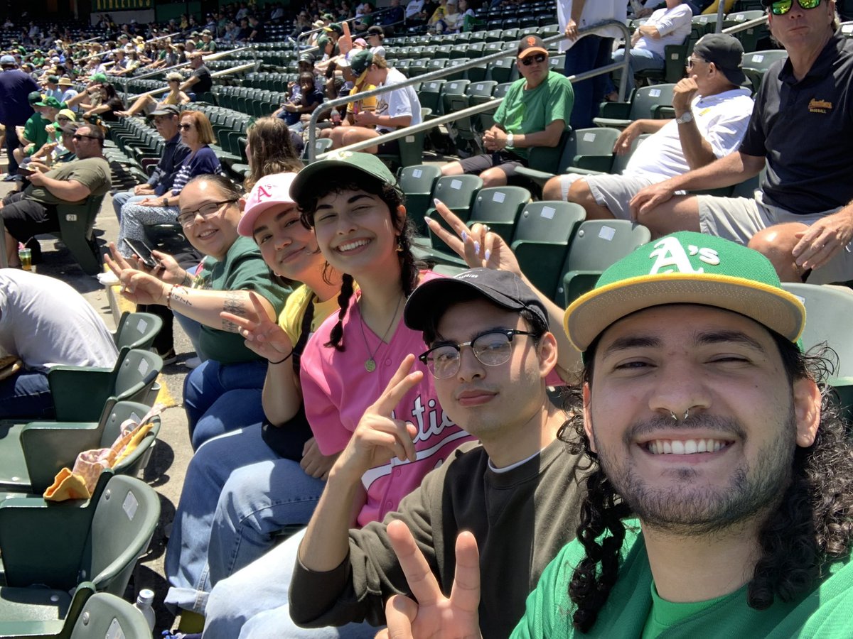 ATLANTlCZ's tweet photo. #atthecoliseum ⚾️❤️ https://t.co/vvCLyjGwuT