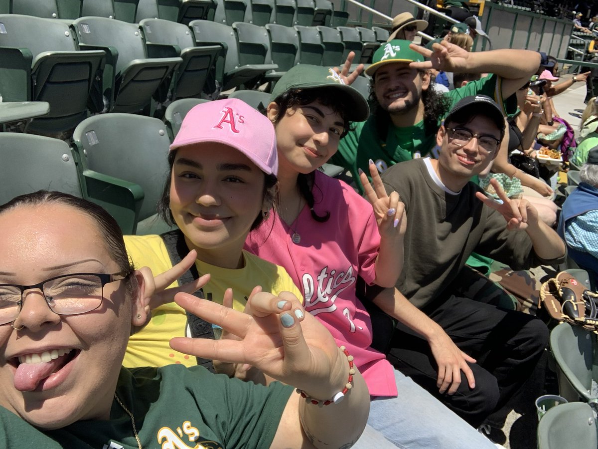 ATLANTlCZ's tweet photo. #atthecoliseum ⚾️❤️ https://t.co/vvCLyjGwuT