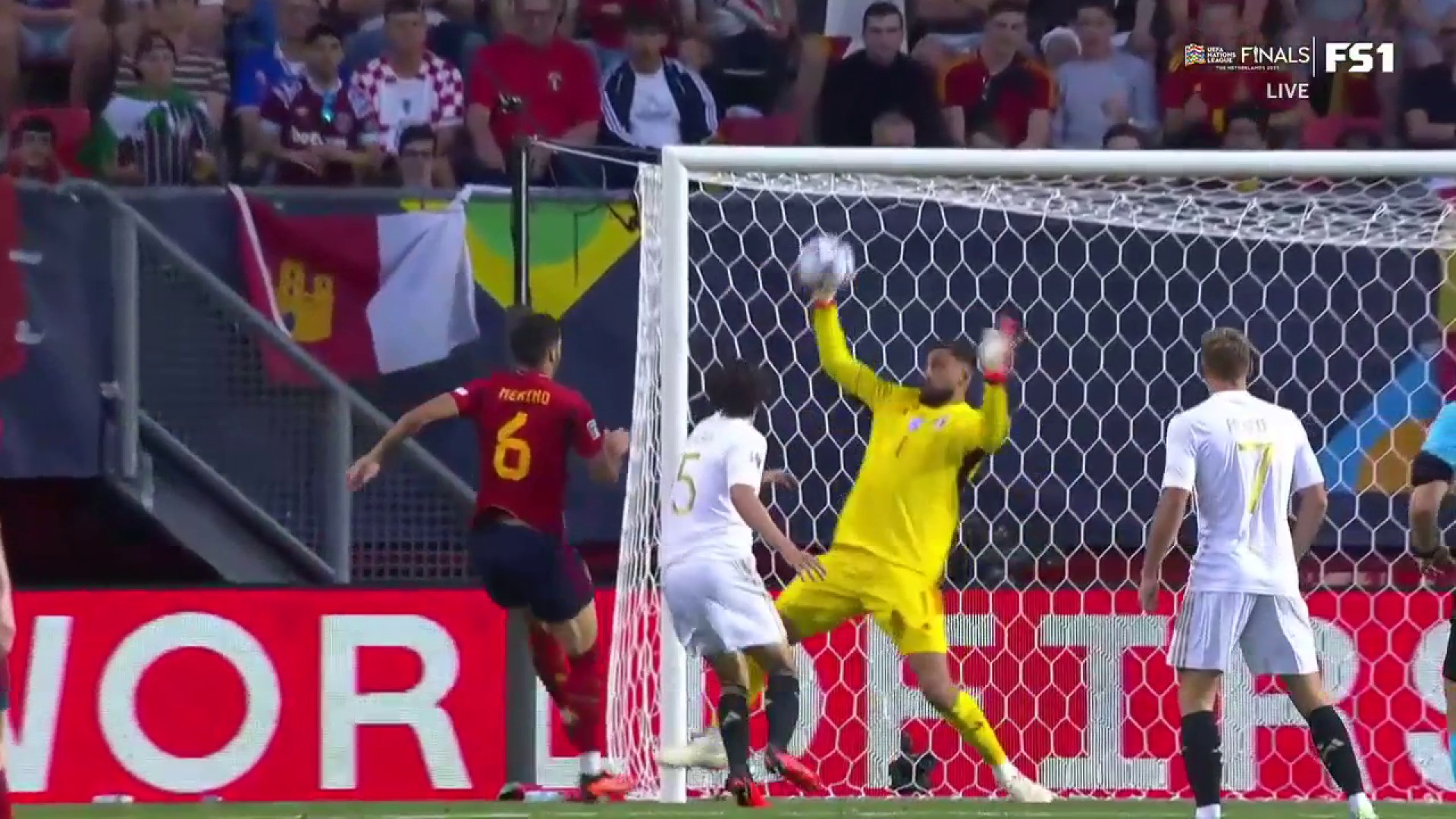 WHAT A SAVE 🧤

Gianluigi Donnarumma is able to put a glove on it for @Azzurri_En 🇮🇹”