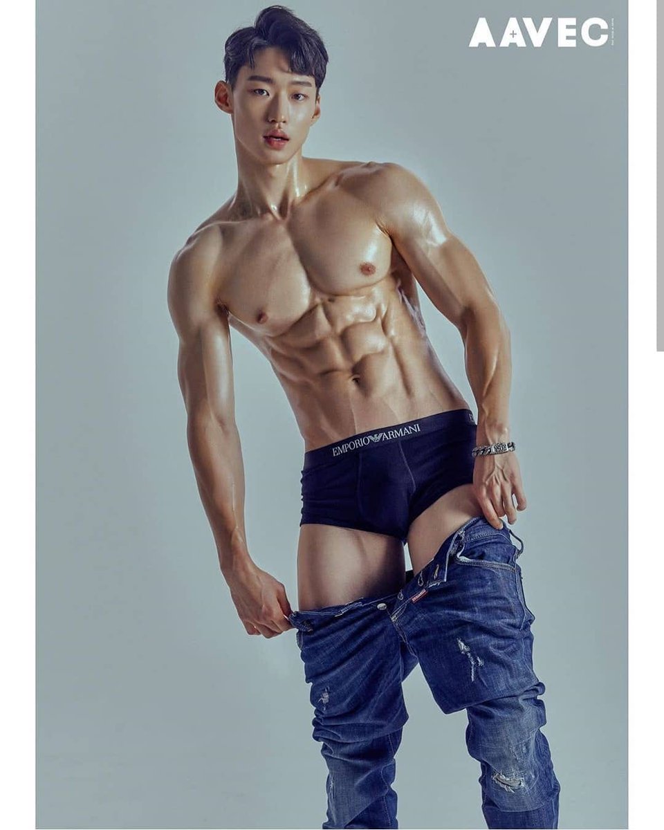 Malechritude's tweet photo. #ThursdayTheme
#MenWithGoodJeans https://t.co/oYMtAfweHh