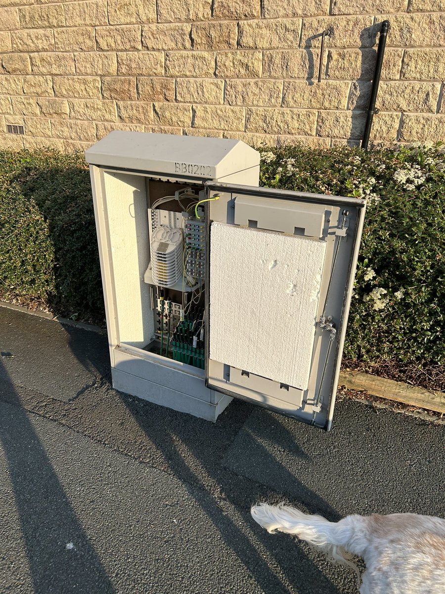 Stina2604's tweet photo. @virginmedia is this one of your boxes? I don’t think it should be open like that unattended but not sure who is responsible for it. https://t.co/GIVT8Zvynt