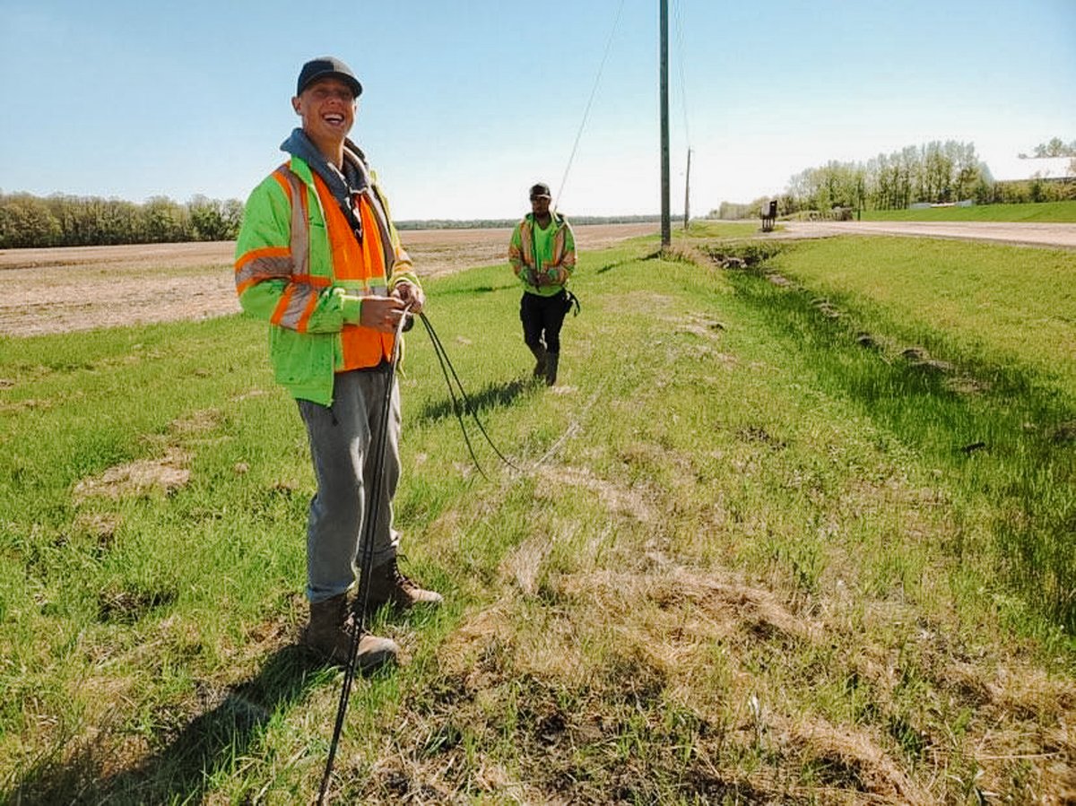 A good Monday morning starts with a smile on your face 😊 

Valley Fiber’s Drop Crew Lead, Josiah and his team members are starting their day with a smile and dropping fiber lines in Manitoban rural communities.