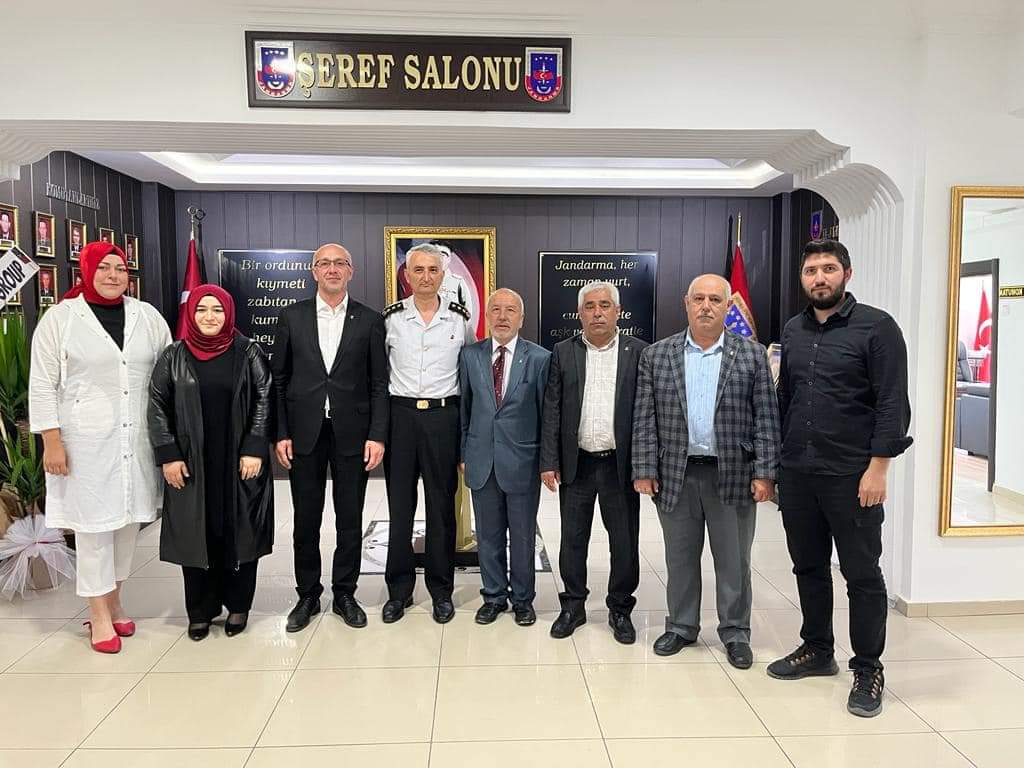 Jandarma Teşkilatımızın kuruluşunun 184.yıl dönümü nedeniyle Alay Komutanımız Sn.Mustafa Çetinkaya’yı ziyaret ettik.Hoş sohbeti ve misafirperverliği için Komutanımıza gönülden teşekkür ederiz