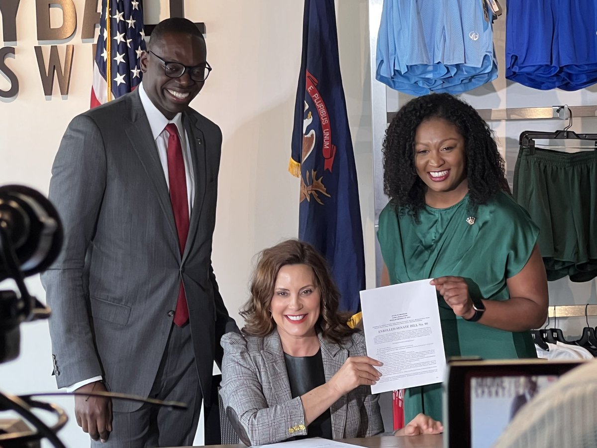 I’m excited to announce that the #CROWNAct 👑 has been signed by <a href="/GovWhitmer/">Governor Gretchen Whitmer</a> and is now law in Michigan 

The CROWN Act ensures that People of Color can wear their hair naturally, without fear of discrimination in school or the workplace

Michigan is a place for ALL people