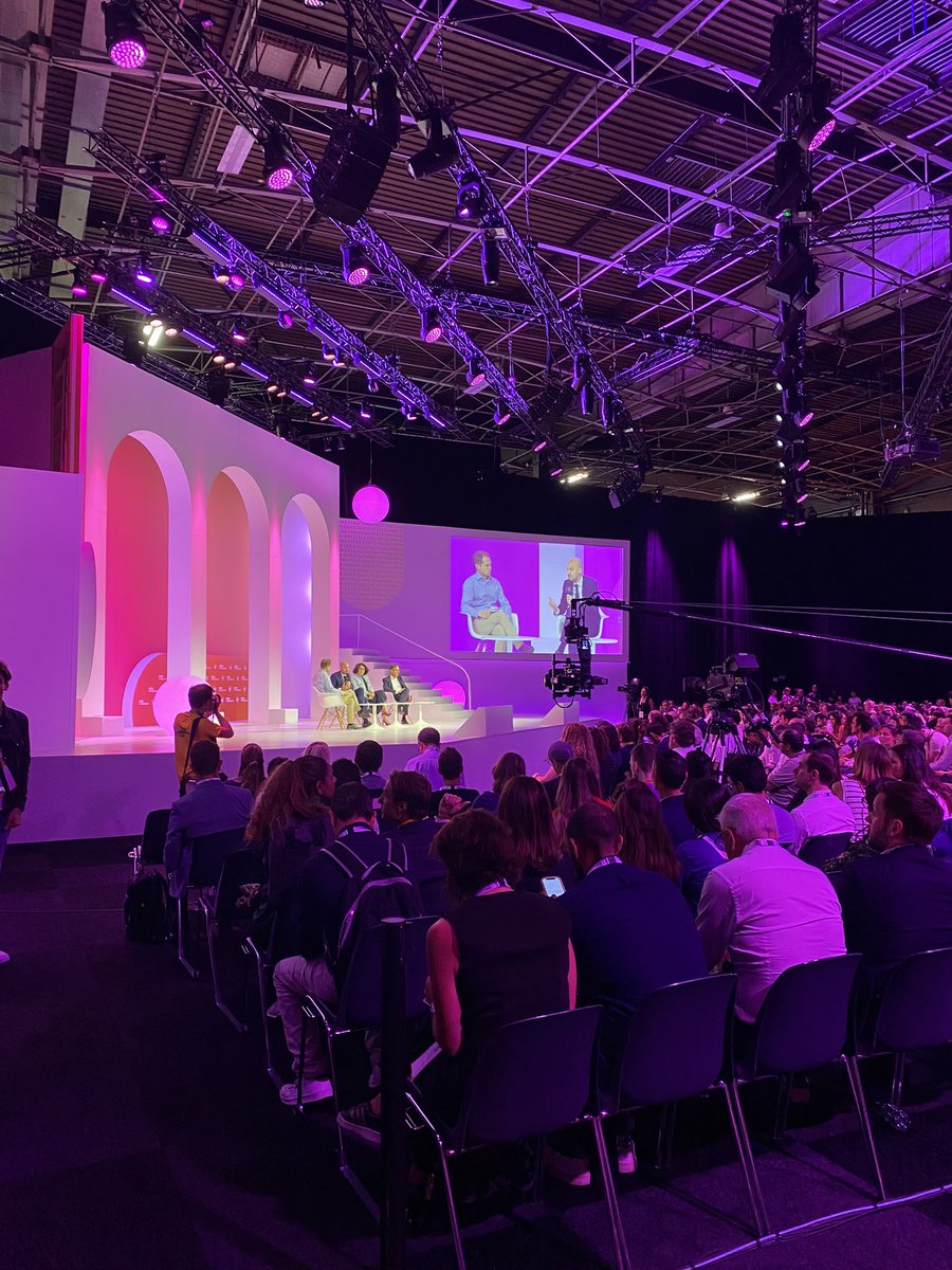 antoine_glrd's tweet photo. Au salon #VivaTech  cette semaine pour découvrir les nouvelles technologies et startups émergentes ! Une France plus compétitive qui doit investir dans l’IA. Rencontre avec le chef de l’Etat @EmmanuelMacron qui l’a réaffirmé ce mercredi. Merci @Efrei_Paris pour l’invitation ! https://t.co/zaGc00z6L1