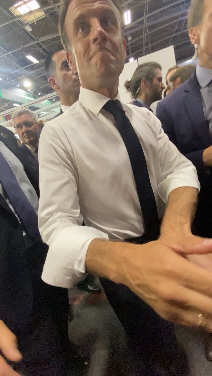 antoine_glrd's tweet photo. Au salon #VivaTech  cette semaine pour découvrir les nouvelles technologies et startups émergentes ! Une France plus compétitive qui doit investir dans l’IA. Rencontre avec le chef de l’Etat @EmmanuelMacron qui l’a réaffirmé ce mercredi. Merci @Efrei_Paris pour l’invitation ! https://t.co/zaGc00z6L1