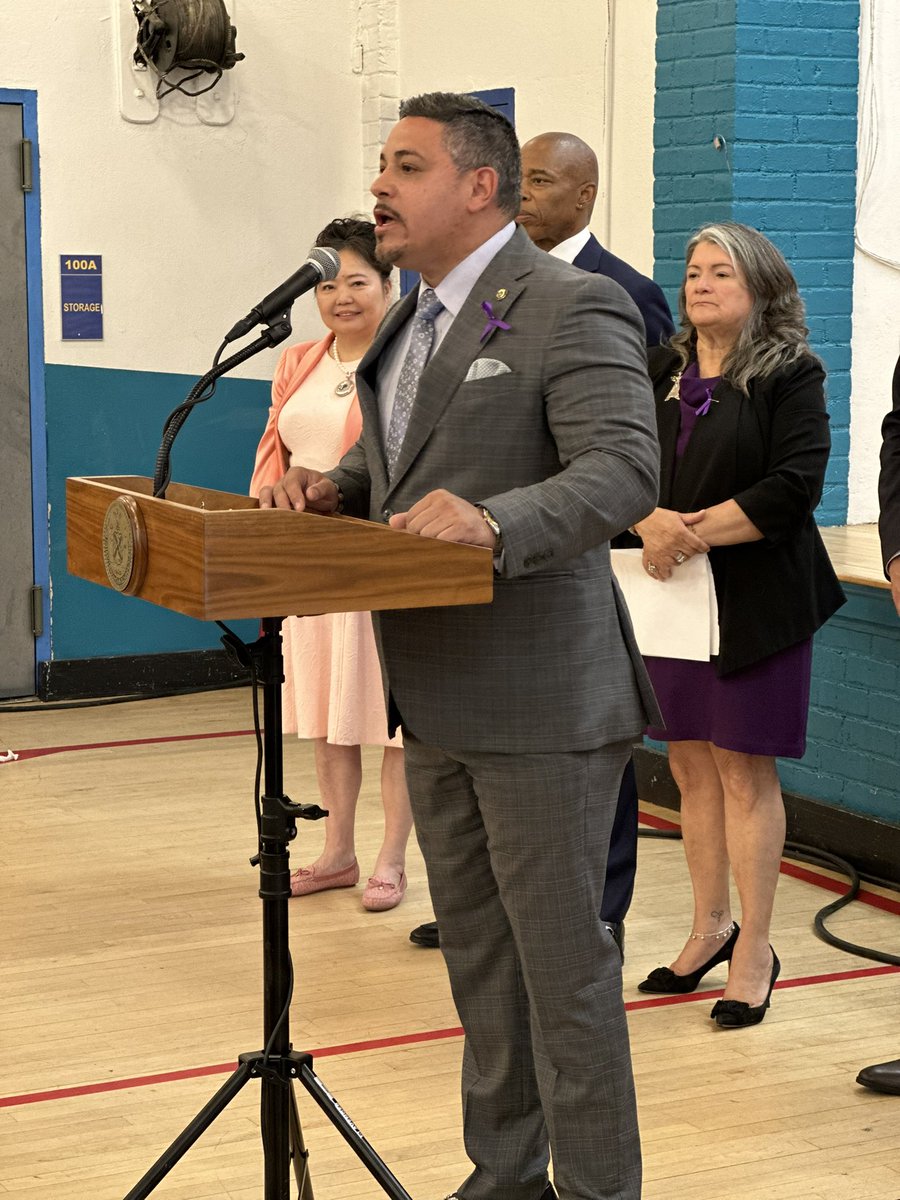 NYPDnews's tweet image. On the #WorldElderAbuseAwarenessDay, the NYPD is collaborating with @NYCAging &amp;amp; partners in government to ensure our most venerable NYers are protected &amp;amp; their rights respected. Every precinct &amp;amp; PSA will have a liaison to connect elderly victims to the many services available.