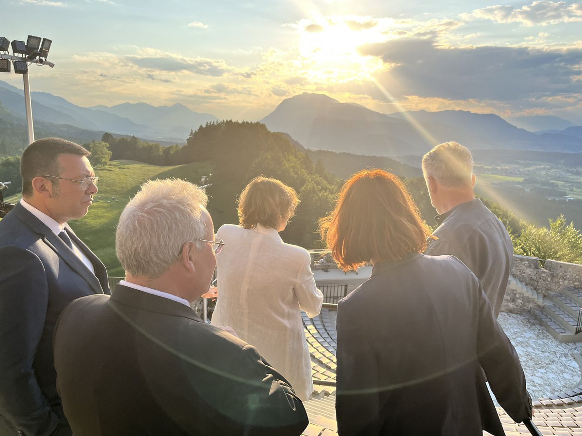 Ministerin <a href="/exteriorscat/">Unió Europea i Acció Exterior</a> <a href="/MeritxellSerret/">Meritxell Serret Aleu</a> Delegierte <a href="/KommunikaCat/">Krystyna Schreiber</a> 
sind in 🇦🇹angekommen. Institutionelle #Aplec Eröffnung mit Landesrat Schuschnig und Bürgermeister <a href="/albel9500/">Günther Albel</a>

Serret:Wir Katalanen teilen gerne unsere Kultur &amp; Traditionen &amp; vertiefen die Freundschaft mit Villach