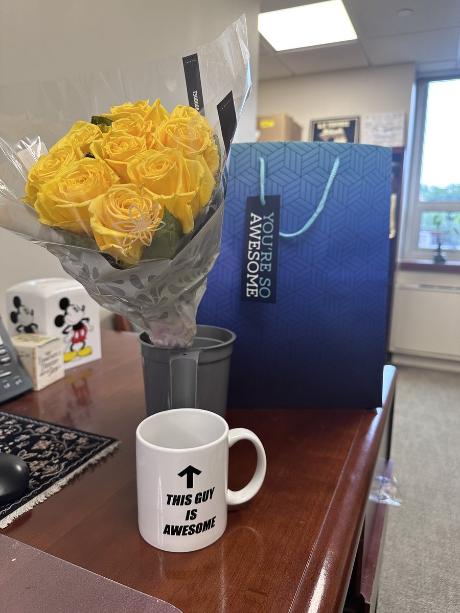 tmswDO's tweet photo. When your outgoing chief residents bring you yellow roses (my fraternity's flower), because they remembered it's also your favorite flower! I will truly miss them as they go on to fellowship ๐๐
#PDLife #MedEdTwitter #TheyReallyLikeMe https://t.co/KcQ5LizbXP