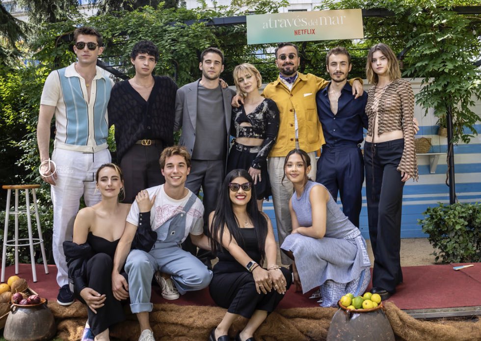 AzaharaDaily's tweet photo. 📸Natalia Azahara junto al elenco de A Través Del Mar https://t.co/CedmdRdOxy