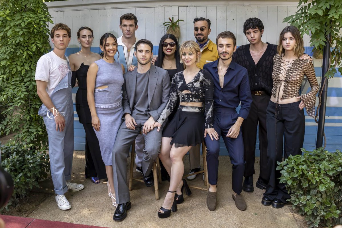 AzaharaDaily's tweet photo. 📸Natalia Azahara junto al elenco de A Través Del Mar https://t.co/CedmdRdOxy