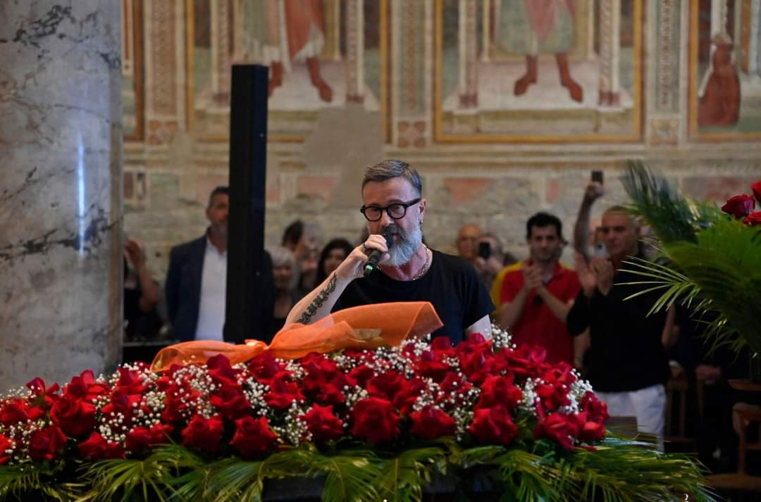 Nel silenzio irrispettoso di un paese concentrato su altro, si sono svolti i funerali di #francesconuti

Presenti gli amici di sempre e pochi altri...

Meritava molto di più.

'Sarà per te' gliela ha dedicata #Masini
Mai come ora, 'Madonne che silenzio c'è stasera'
#Nuti nel 💖