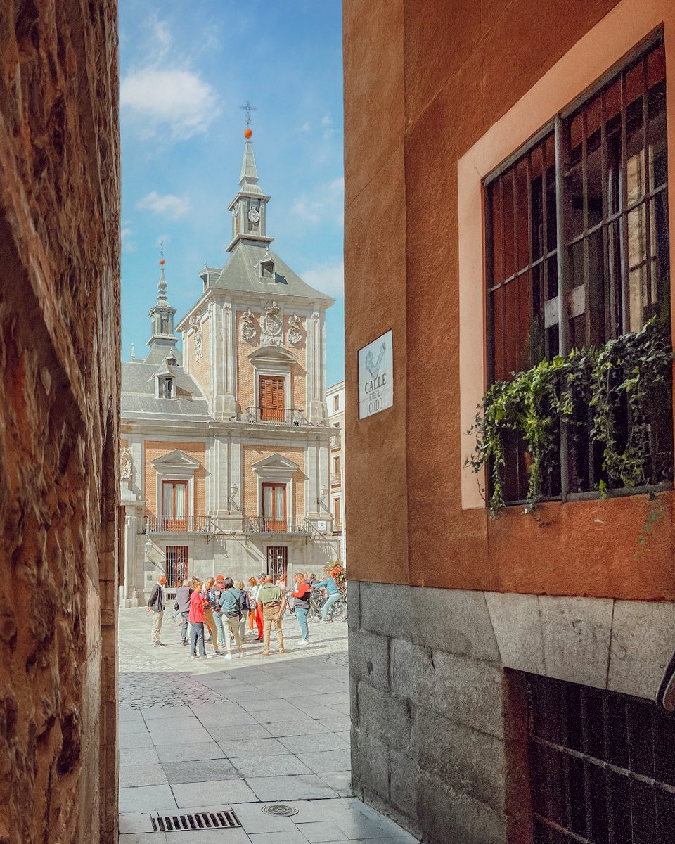 gatopormadrid's tweet photo. La zona de los Austrias en Madrid tiene algunos de los mejores rincones de la ciudad. 

Paseando por la calle del Codo acabas llegando a la Plaza de la Villa con esta escena. 

¿Qué te parece?

📷 @Visita_Madrid https://t.co/BIJBpYwEoY