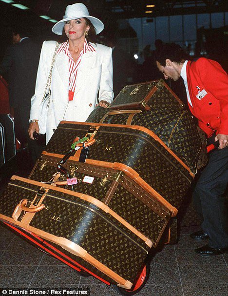 OthalieGraham's tweet image. Asked my husband to bring up my luggage so I can start packing for my trip. It’s only a week. I said I will take 1 bag and 1 carry on. He laughed and brought all 3 bags. WHY AM I LIKE THIS? #operalife