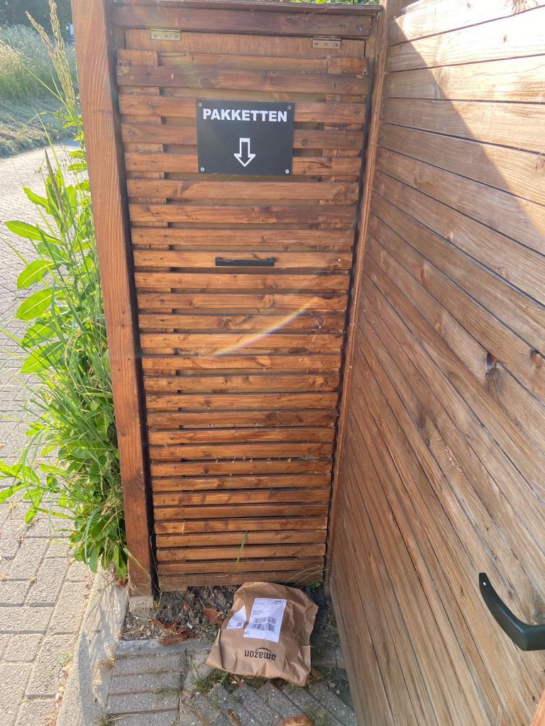 cumber_saiyan's tweet photo. @DHLNL @DHLPaket laten we her erop houden dat het warm was vandaag.. #pakketbox #fail https://t.co/gXUJrtUL5X