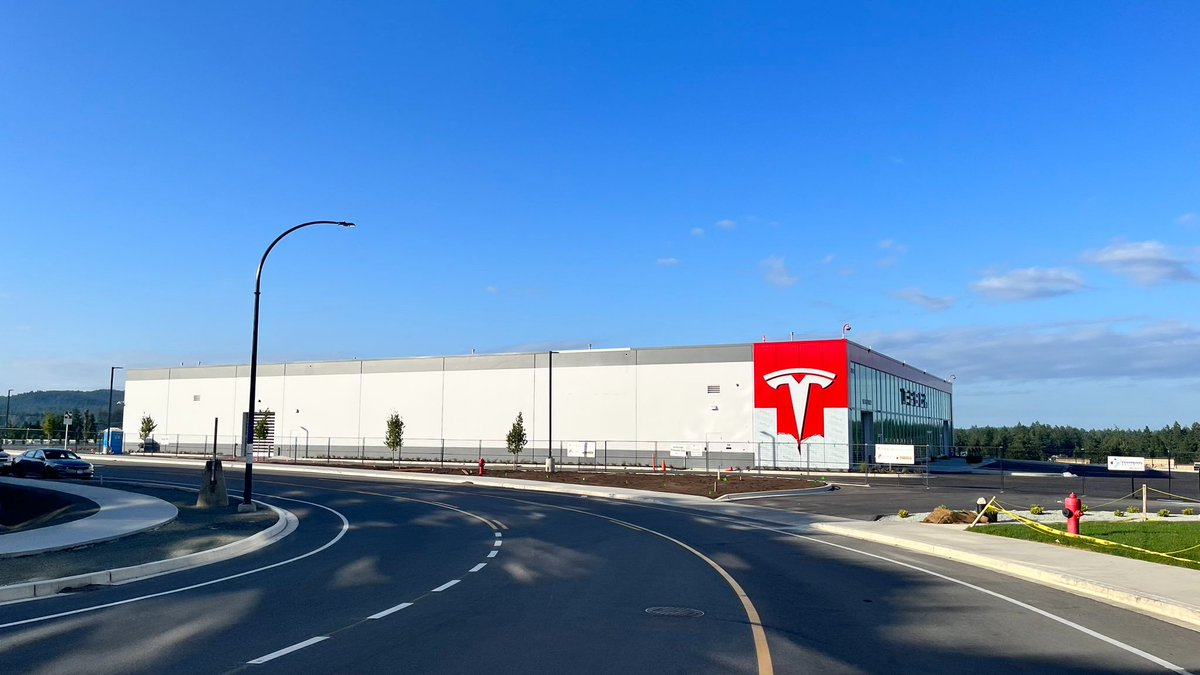 Pics of the new service center in Victoria, BC have been posted by Drive Tesla (@DriveTeslaca). The center is going to look nice once completed. Superchargers and Destination Chargers are already installed. Drive Tesla estimates the center should be up and running in July.