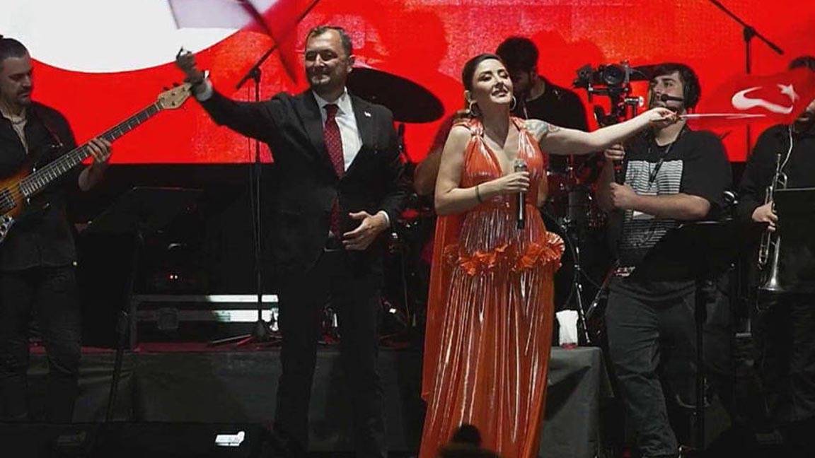 Melek Mosso konserini iptal etmemişti: 

📌 Süleymanpaşa Belediye Başkanı Cüneyt Yüksel görevden alındı

indyturk.com/node/639971/ha…