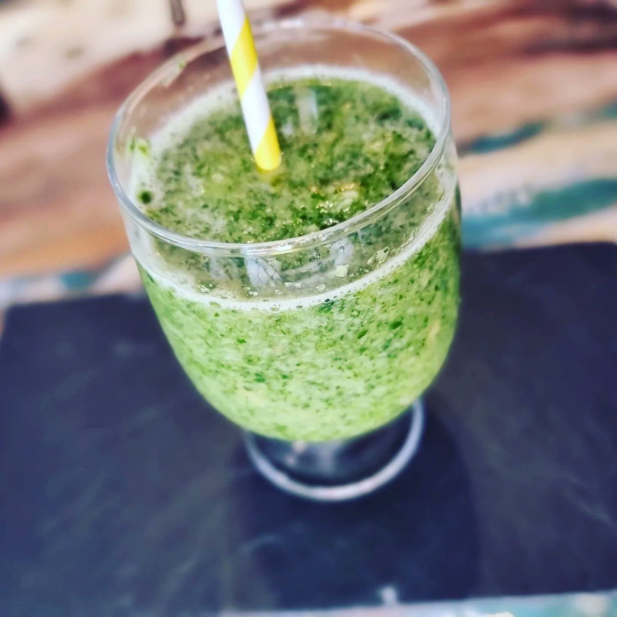 ¿Calor? Tenemos el remedio: nuestros fresquísimos smoothies de frutas con combinaciones explosivas 💥: 
● TANGO TROPICAL 🥭 con mango, piña, kiwi y melón
● GREEN MACHINE 🍌 con plátano, piña, espinaca, apio y brócoli.
● LOCURA DEL BOSQUE 🍓 con fresa, frambuesa y grosella