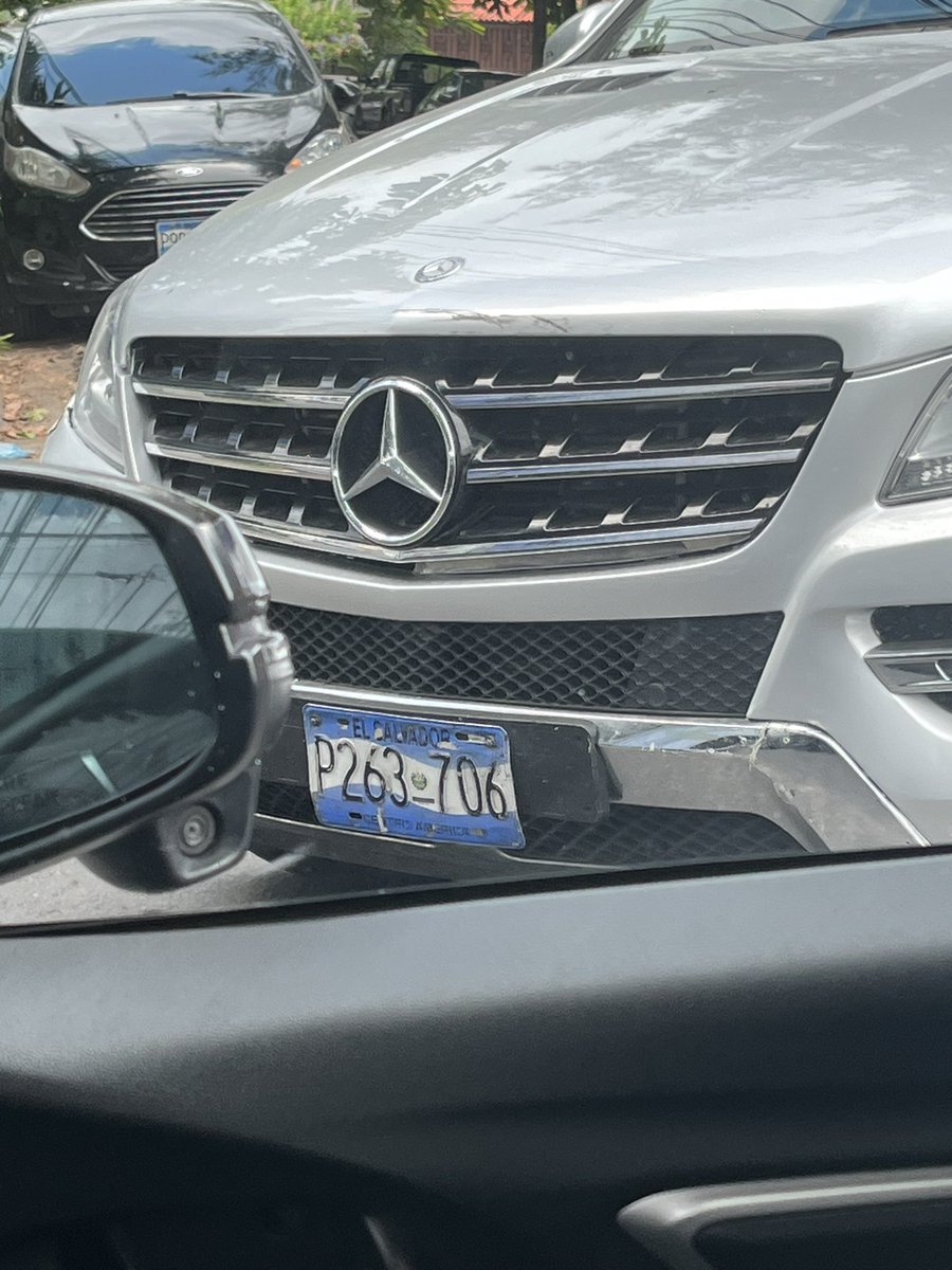 Me acaban de chocar y el otro carro se dio a la fuga. 
Afortunadamente logré tomar foto del vehículo y ya procederemos con todo. 

Recomendación: SIEMPRE SIEMPRE SIEMPRE tomen foto de la placa y del vehículo cuando alguien les choque. 

<a href="/PNCSV/">PNC El Salvador</a>