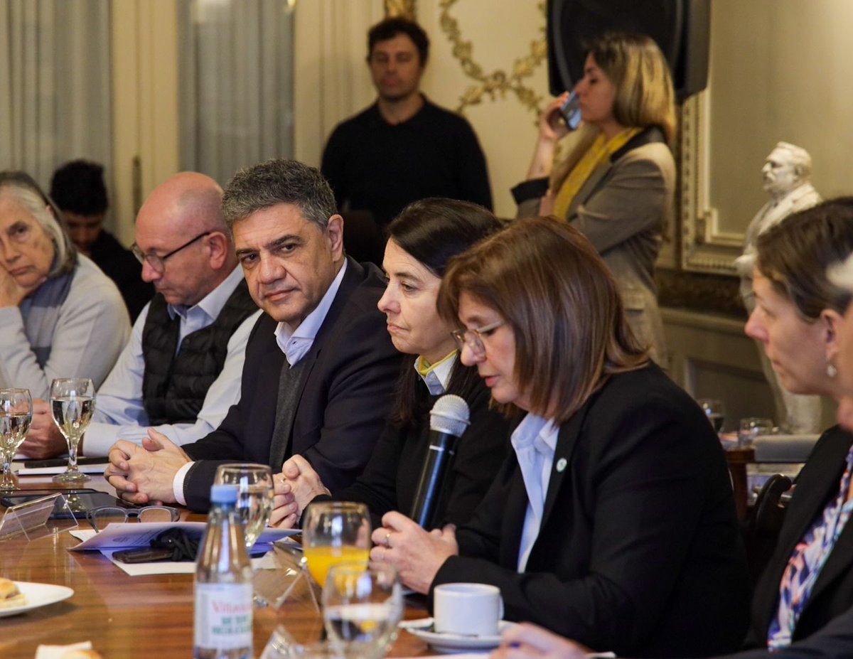 jorgemacri's tweet photo. Con Patricia, la senadora Carmen Álvarez Rivero y grandes referentes de la educación estuvimos intercambiando ideas sobre la inserción laboral y el futuro de los jóvenes argentinos. Estamos convencidos que son quienes llevarán adelante los grandes cambios en el país. https://t.co/XpyegWNL72