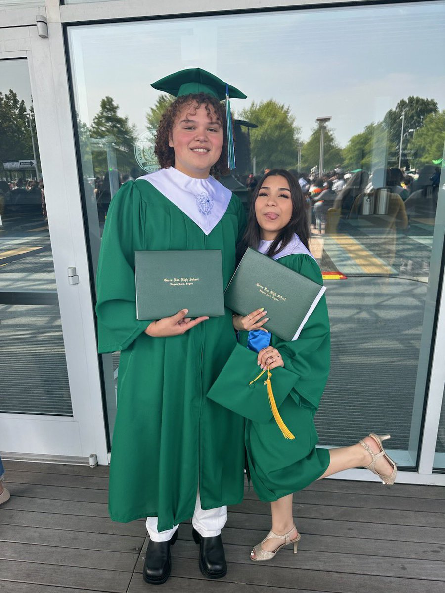 mayjanedavis's tweet photo. Proud of my graduates. ♥️🦷 #techcenterpride #dentalassisting @vbschools @TechCenterVB @VBTechCenter https://t.co/k7BIzbDHIk