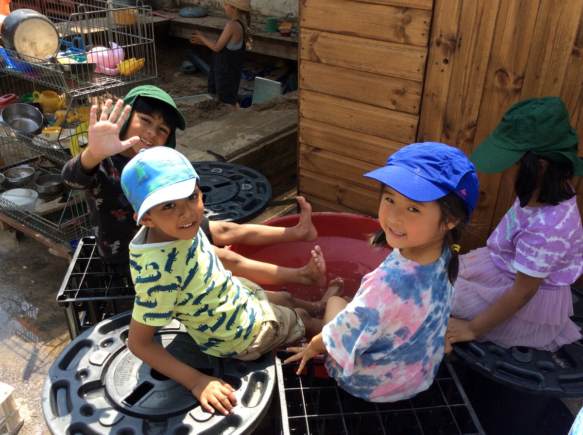 We wanted to cool our feet down on Tuesday. Very ingenious! <a href="/yellow_columbia/">Yellow Room</a>