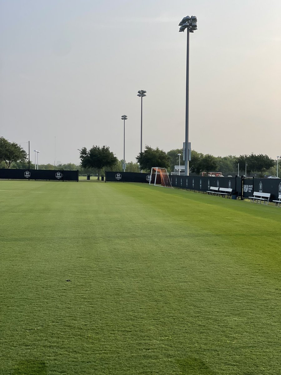 mitmateja1's tweet photo. Love a morning spray app. Wetting agent knocks the dew right off #DashTurf https://t.co/0YlAtLKyui