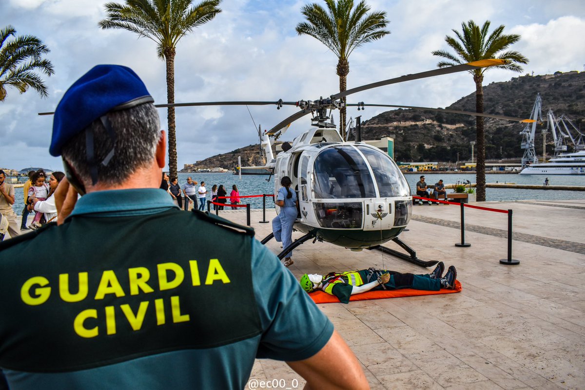 ec00_0's tweet photo. Hoy el Servicio Aéreo de la @guardiacivil cumple 50 años. Aquí dejo una foto de cuando aterrizó un BO-105 en el Puerto de Cartagena. El helicóptero que se aprecia en la foto tiene su base en la Base Aérea de Alcantarilla (LERI). 

#guardiacivil #Murcia #cartagena #servicioaereo https://t.co/0FE2XG4bAc