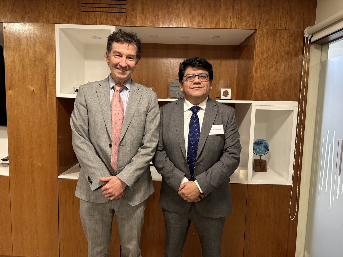 SISS_CHILE's tweet photo. 🔴 El pdte. ejecutivo de @sunassperu Mauro Gutiérrez se reunió en las oficinas de la #SISS con el superintendente Jorge Rivas y su equipo técnico, para explorar instancias de colaboración en temas de interés y reforzar los lazos surgidos a través de #ADERASA y RegWAS LAC 🤝 https://t.co/Va9FUL5u9L
