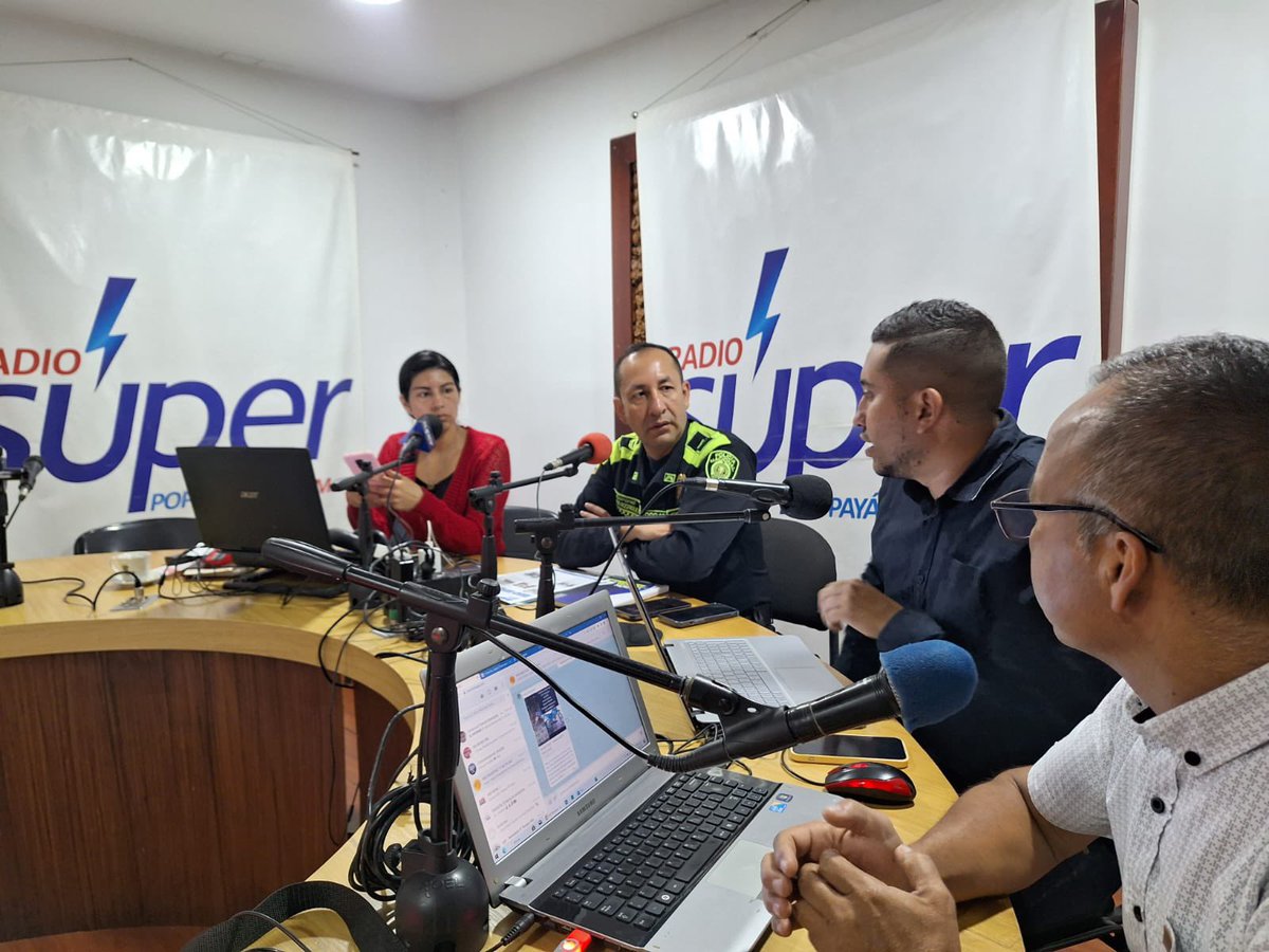 PoliciaPopayan's tweet photo. 🎙️ Visitamos los estudios radiales de #RadioSuper Popayán, espacio que nos permite dar a conocer los diferentes planes operativos y preventivos que se adelantan constantemente en las calles de #Popayán. #DiosYPatria https://t.co/c0754RrBAi