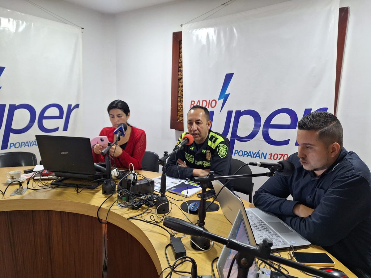 PoliciaPopayan's tweet photo. 🎙️ Visitamos los estudios radiales de #RadioSuper Popayán, espacio que nos permite dar a conocer los diferentes planes operativos y preventivos que se adelantan constantemente en las calles de #Popayán. #DiosYPatria https://t.co/c0754RrBAi
