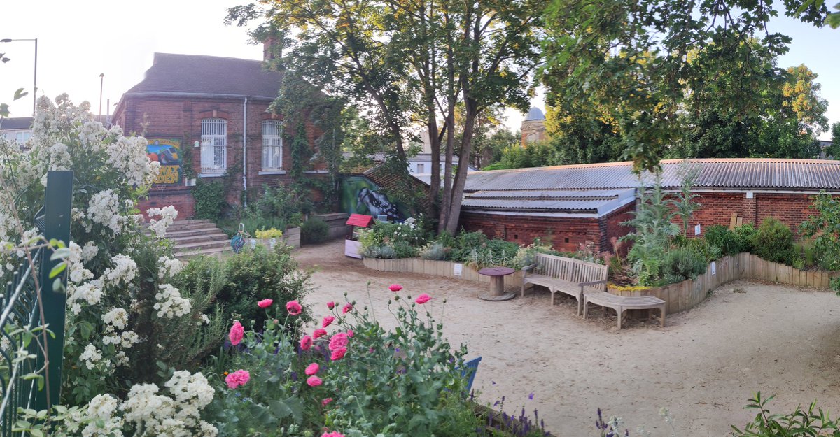 MattCHanson1's tweet photo. This is my road. @lewishamlabour have a plan for the borough for sustainable streets. 

Do you think this road has potential for change of use from a free car park? 
Loads of possibilities for planters. Road closure and play space. Expanding the railway garden. Street furniture. https://t.co/UrRxejfyEm