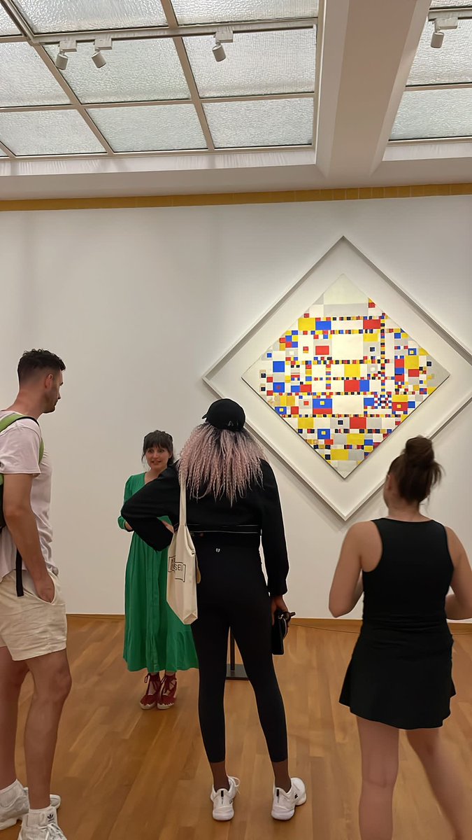 Just Venus Williams dancing to a painting by Mondrian with us because Victory Boogie Woogie is so much more than an image. She felt it really made sense to connect boogie woogie to this abstract work of art 🤩 #@EvanPridmore @marijngeist #venuswilliams #danceinthemuseum #mondrian