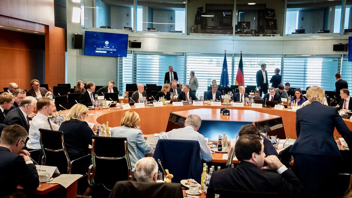 TschenPe's tweet photo. Der Bund hat seine Zusage umgesetzt, sich für eine bessere Kontrolle des Zugangs von Flüchtlingen an den EU-Außengrenzen einzusetzen. Die jetzt beschlossene Reform des Europäischen Asylsystems wird von den Ländern ausdrücklich begrüßt und als großer Erfolg gesehen. https://t.co/PlaKZHJMKZ