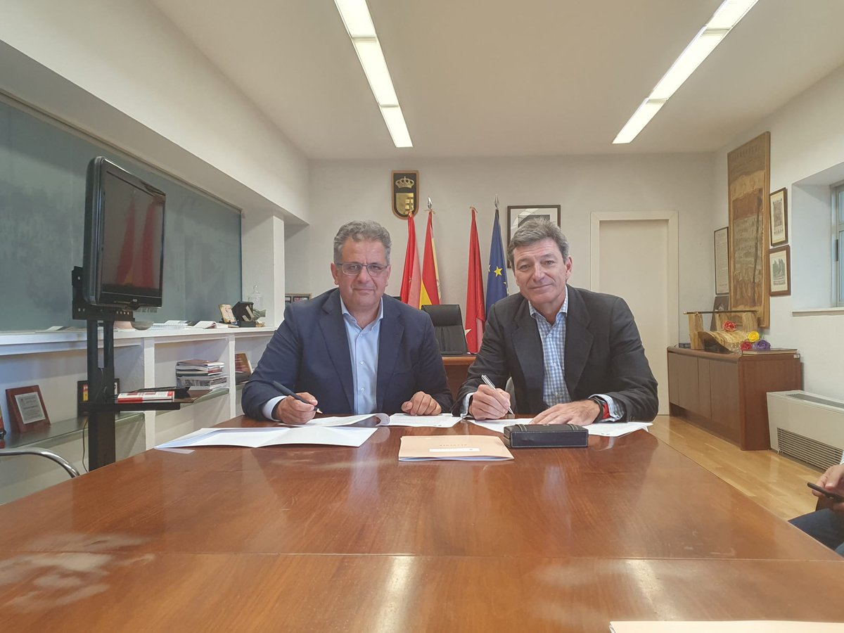 Nuestro presidente Ramiro Lahera ha firmado un convenio con el alcalde de Parla por el que la Federación Madrileña de Triatlon colaborará en el fomento del triatlon en el municipio. Un plan estratégico para el triatlón y paratriatlon en Parla. @deportecmadrid @comunidadmadrid