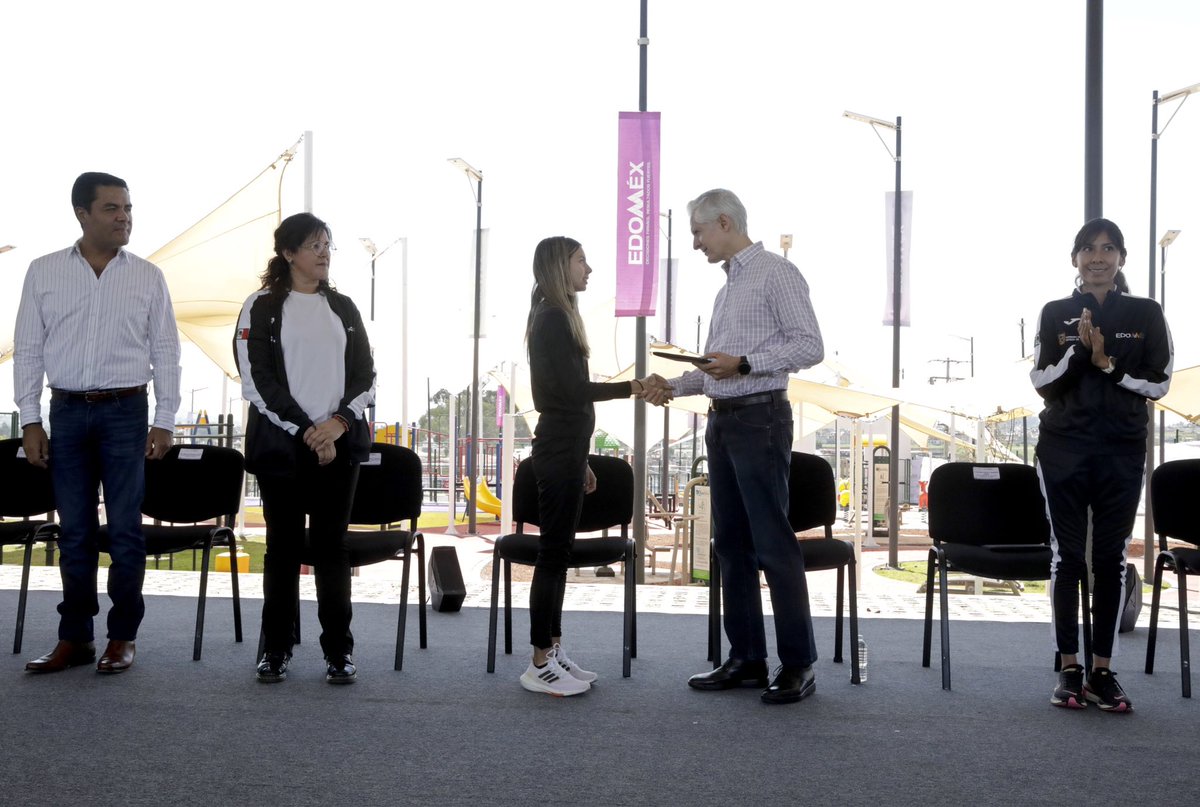 Entregamos incentivos a Alegna, quien participará en los Juegos Olímpicos en París 2024 y a Andrea, quien está por calificar a los Juegos Panamericanos en Chile 2023.