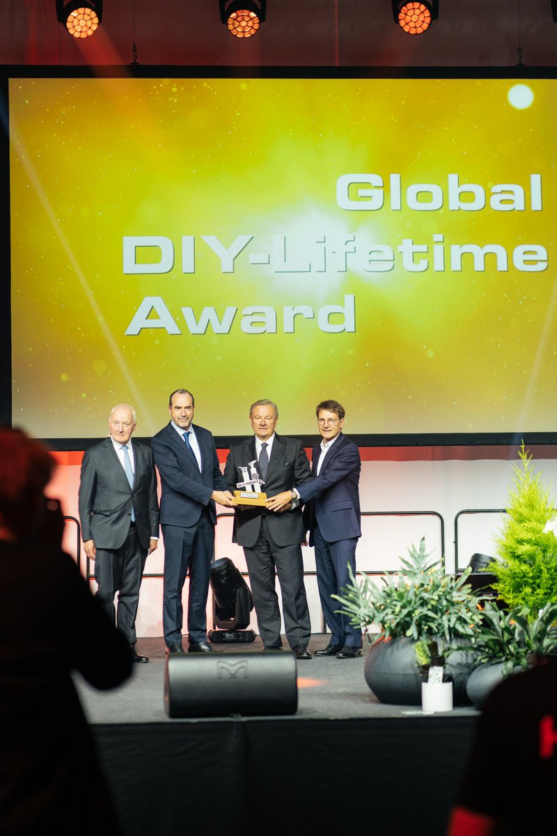 Congratulations to Sergio Giroldi! The winner of the Global DIY-Lifetime Award 2023. What an intimate moment to celebrate! 

#diysummit #diy #homeimprovement #networking #visionsofdiy