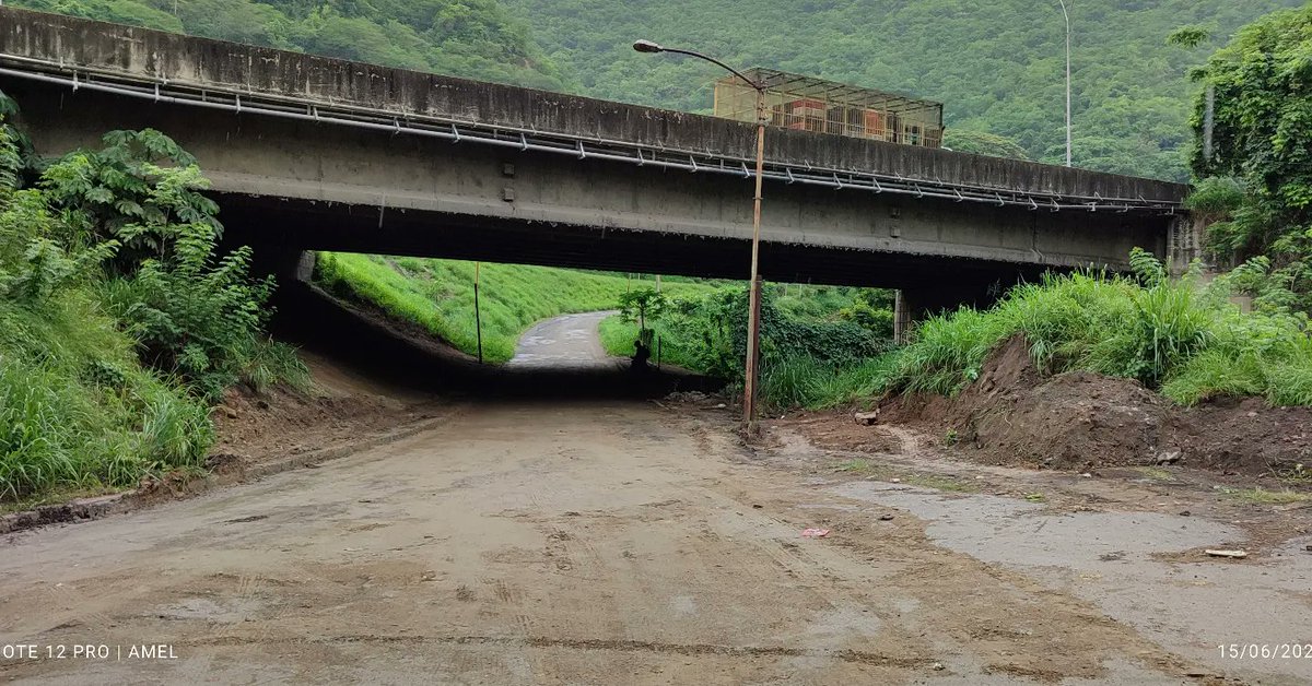 #15Jun | MIRANDA Equipo Obras 🚧@laalcaldiasucre @gabrielachaconoficial  Ing. Díaz y Ing. R. VILLA. Atendieron nuestro llamado de ALERTA ante el derrumbe que nos hacía intransitable la zona carretera vieja Petare Guarenas Km9.
#Miranda
#MunicipioSucre
#Derrumbe
#Km9. Gracias.