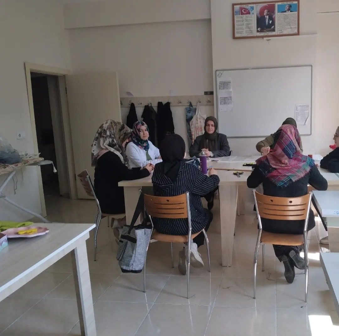 Kadın Kültür Evimizde İl Sağlık Müdürlüğü'nden Hemşire Ummuhan BOZDAĞ tarafından "Aşılar ve KKKA" ile ilgili eğitim gerçekleştirildi. Eğitmenimize ve katılımcılarımıza teşekkür ederiz. <a href="/kubrayigitbasi/">Doç. Dr. Kübra Güran Yiğitbaşı</a> <a href="/AfyonValiligi/">T.C. Afyonkarahisar Valiliği</a> @aksaglik <a href="/memduhkus/">Memduh Kuş</a> <a href="/afyonkulturevi/">Afyonkarahisar Kadın Kültür Evleri</a>