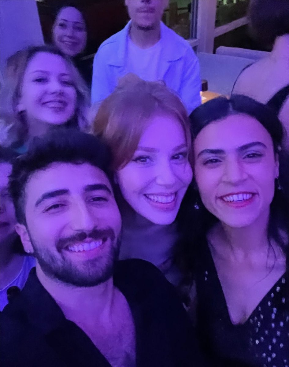 📸 | #ÇöpAdam’ın sezon finali yemeğinden #ElçinSangu.
(via ozlemceliik  / Instagram)