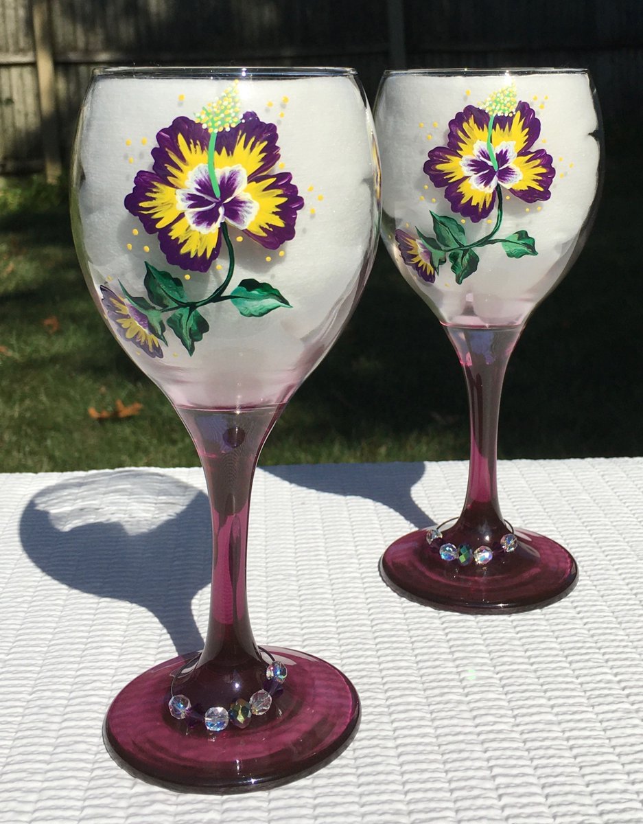 ipaintitpretty's tweet image. etsy.com/listing/880618… #wineglasses #handpaintedglasses #weddinggift #SMILEtt23 #giftforcouple #etsyshop #gifts