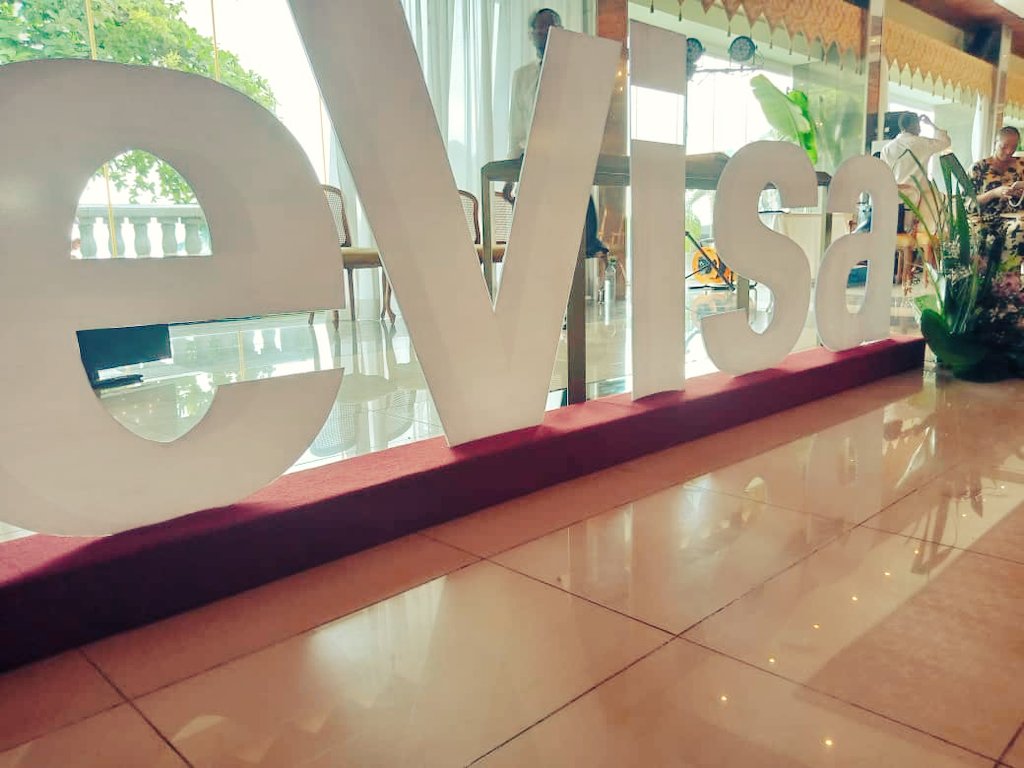 Hoy se ha lanzado oficialmente en la Ciudad Turística de Sipopo el #VisadoOnline, apartir del 1 de julio #GuineaEcuatorial recibirá a sus primeros turistas.
<a href="/CiudaddeSipopo/">Ciudad Turística de Sipopo</a> <a href="/RumboMalabo/">RumboMalabo</a> <a href="/PuntoViaja/">Viaja y Punto Travel Agency</a> <a href="/eurekeando/">Eurekeando Guinea Ecuatorial</a> <a href="/GuineaMarket/">GUINEAMarket</a>