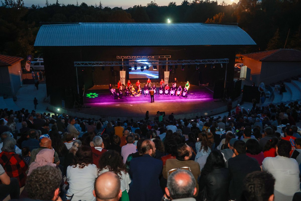 usakbld's tweet photo. Birbirinden güzel danslarla sahne alan topluluk, izleyenleri tarafından hayranlıkla ayakta alkışlandı. https://t.co/u9vHigA0gr