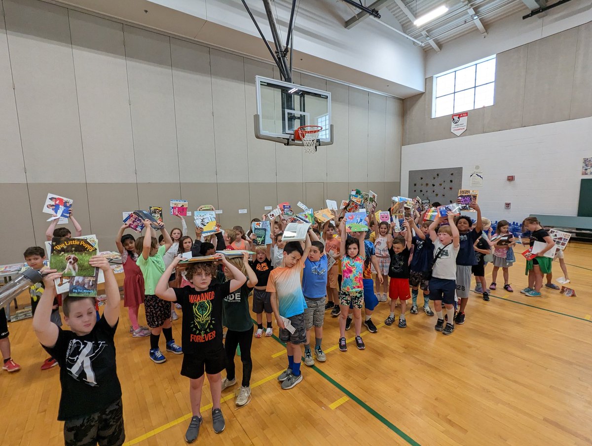 CloughLiteracy's tweet image. What an amazing book swap! Students left with multiple new-to-them books! ❤️📚
#MURSD #HPClough #CloughSoars #CloughBookSwap