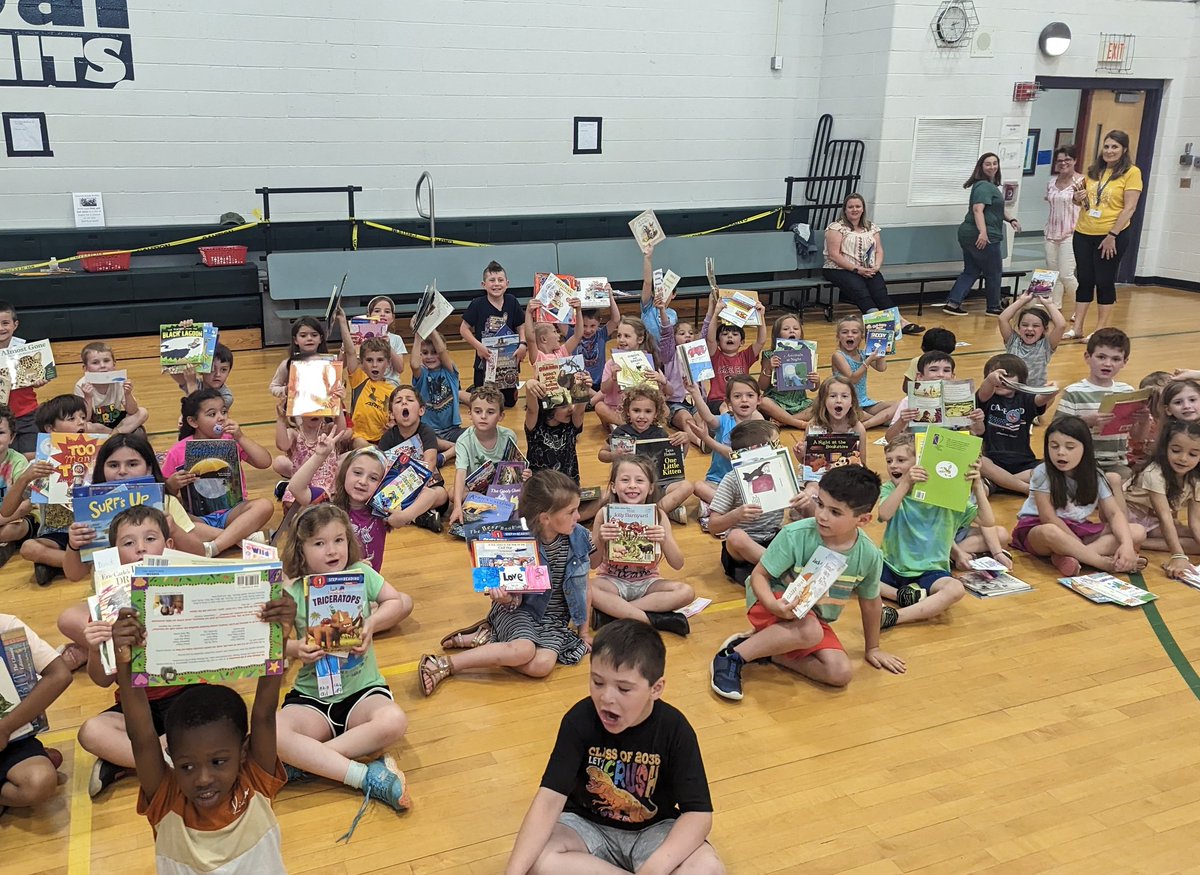 CloughLiteracy's tweet image. What an amazing book swap! Students left with multiple new-to-them books! ❤️📚
#MURSD #HPClough #CloughSoars #CloughBookSwap