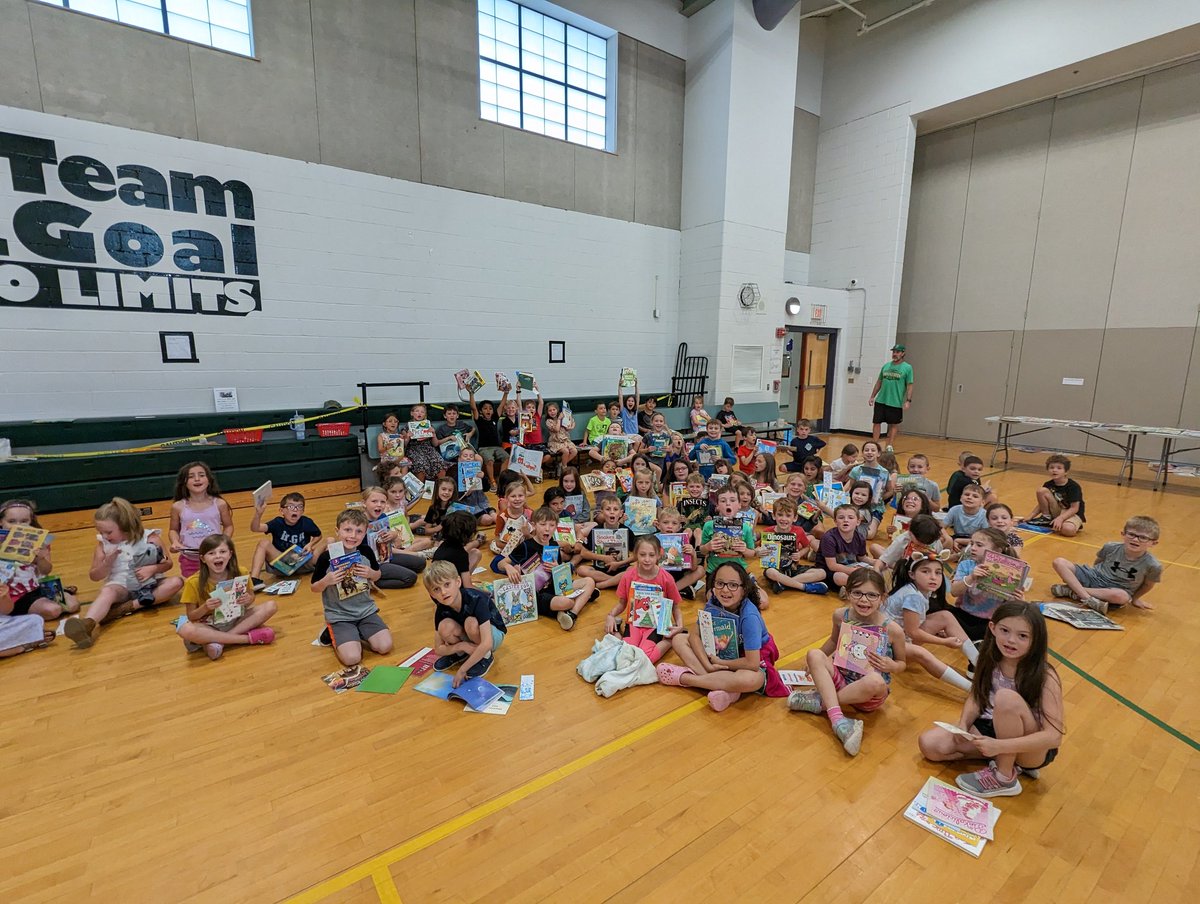 CloughLiteracy's tweet image. What an amazing book swap! Students left with multiple new-to-them books! ❤️📚
#MURSD #HPClough #CloughSoars #CloughBookSwap