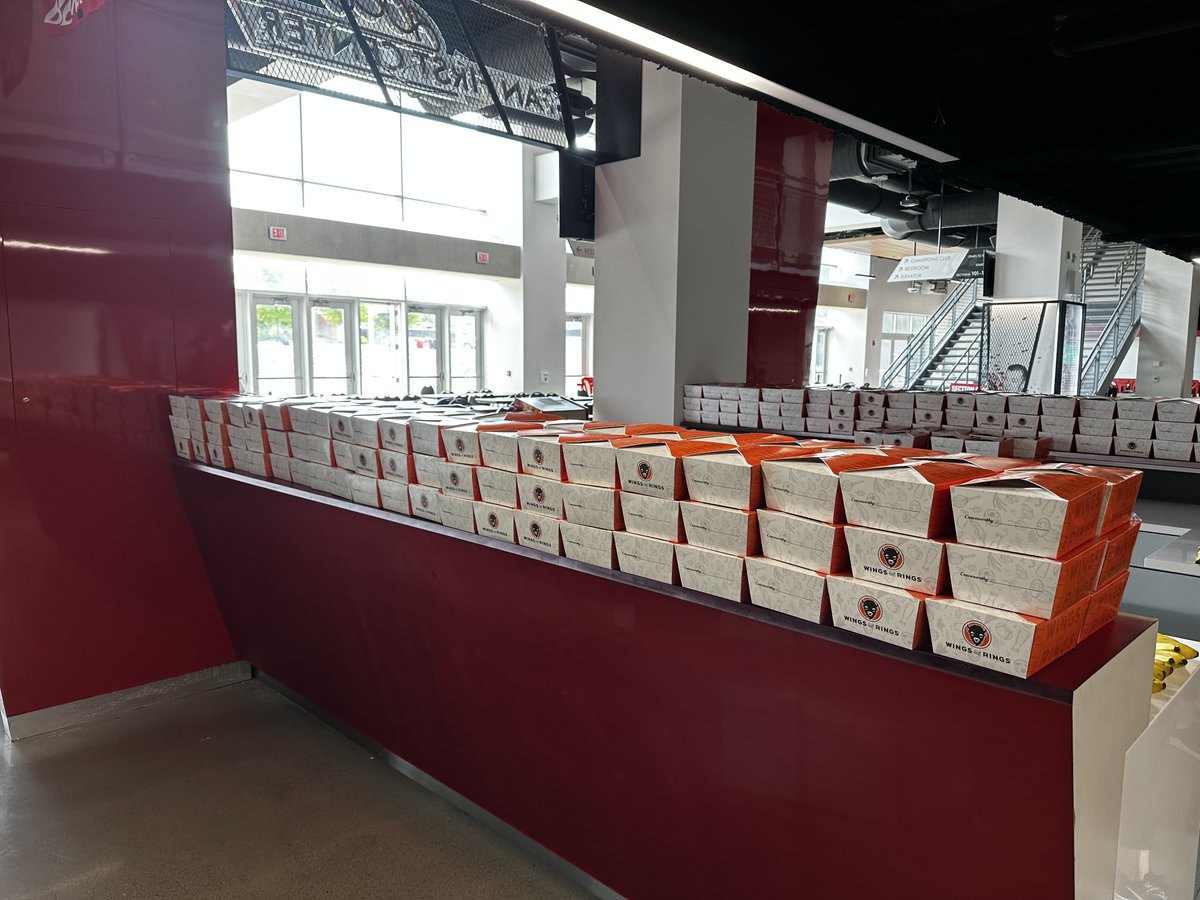 GoBearcatsMBB's tweet photo. Thank you to @WingsAndRings for fueling our campers on Championship Thursday! 🐓 https://t.co/gsWywYB3wV
