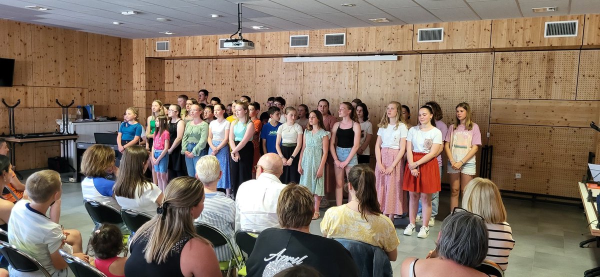 Clg_Salengro's tweet photo. Une liaison école-collège en musique. Un public conquis et saisi par l'émotion. 
Magnifique moment.
#chorale
#coopération 
#dsden62 https://t.co/ac3p36nMX0